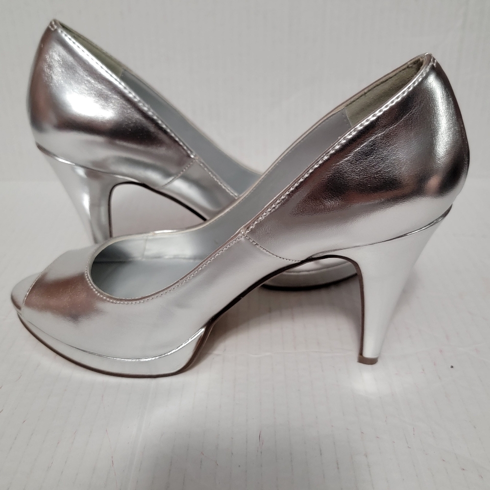 Cityclassified Silver Heels Size 7.5 EUC - Picture 2 of 7